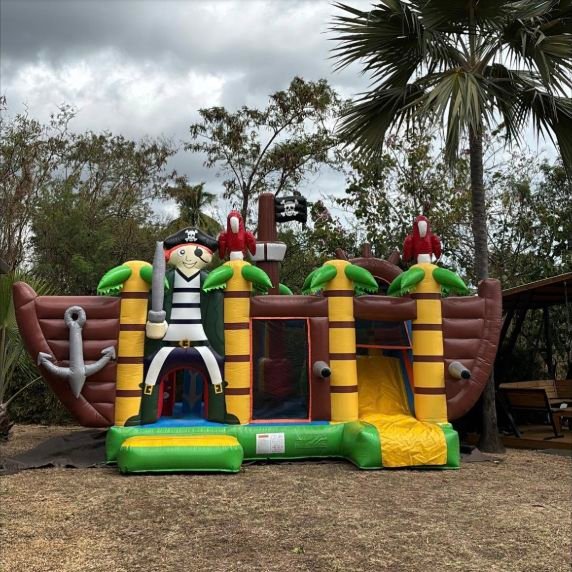 Structure gonflable en forme de bateau pirate présentée par Festi’Location